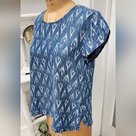 SAKS FIFTH AVENUE Pretty Printed Blue Chambray Short Sleeve Top EUC - Picture 2 of 6